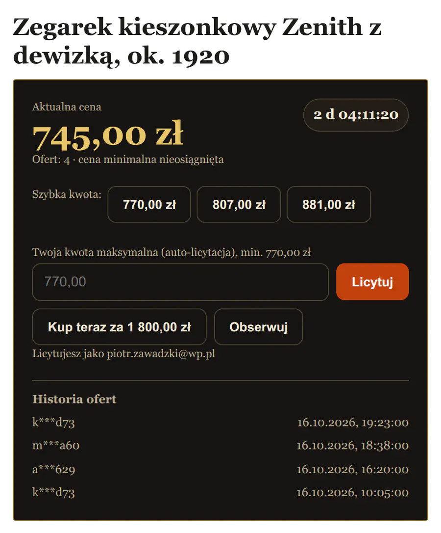 Widżet w układzie C: ciemne tło, złota cena 875 zł i serifowy krój.